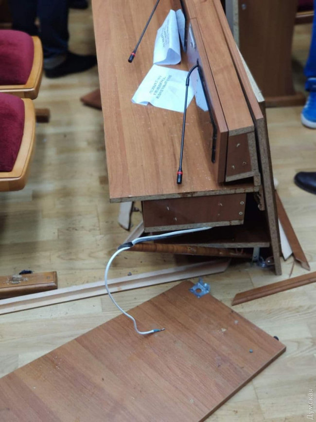 Депутати влаштували масову бійку в Одеській облраді 03