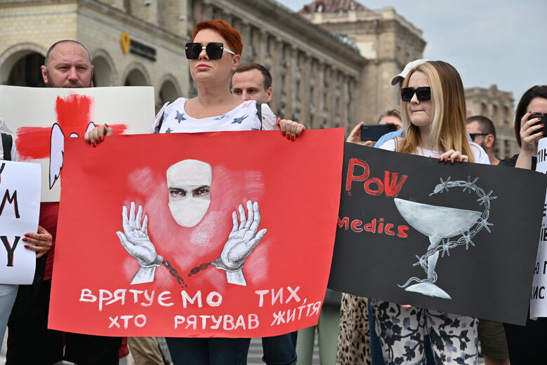 Акція на підтримку полонених військових медиків відбулася на Майдані Незалежності 20