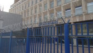 Телецентр "Останкино" в Москве обнесли колючей проволокой из-за "тревожной ситуации в России и в мире". ФОТО
