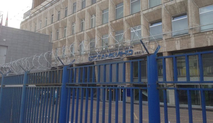 Телецентр "Останкино" в Москве обнесли колючей проволокой из-за "тревожной ситуации в России и в мире". ФОТО