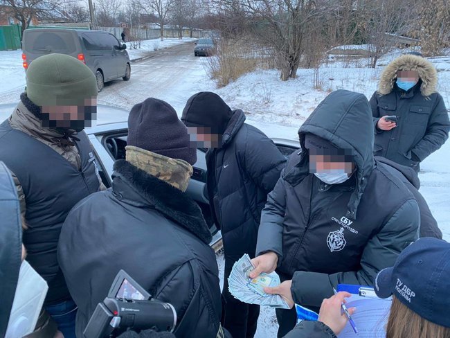 На Харьковщине майор полиции задержан на взятке 4 тыс. долл. за закрытие дела о мошенничестве, - прокуратура 02