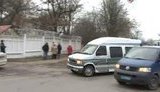 Микроавтобус с Тимошенко заезжает на территорию колонии. + ВИДЕО.