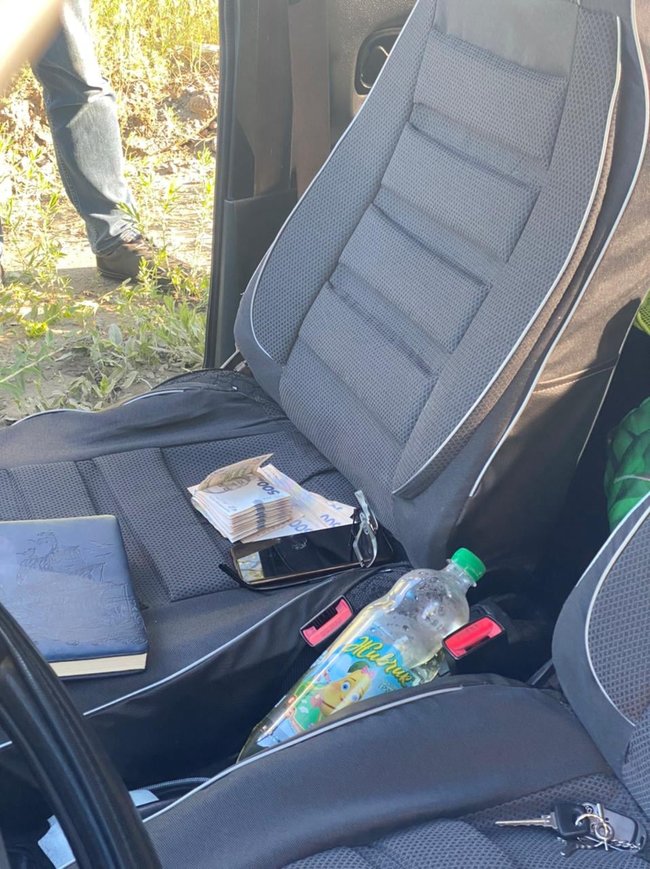 На Херсонщине при получении 14 тыс. грн взятки задержаны полицейский и военнослужащий ВСП, - прокуратура 03