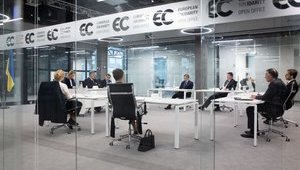 Посли країн Євросоюзу приїхали в офіс Порошенка: Обговорили посилення санкцій проти РФ і поглиблення інтеграції України в ЄС. ФОТО