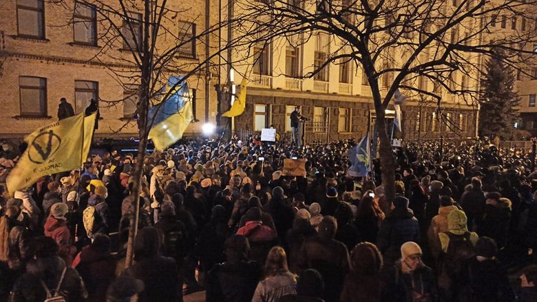 Щурів на Банковій нудить: Активісти вирушили під будівлю Офісу Президента, сталися сутички 32