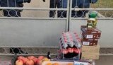 Переселенці з Донбасу привезли продукти евакуйованим з Уханя: "Нас уже звинувачували, що війна через нас. Цих людей звинуватять, що вірус через них". ФОТО