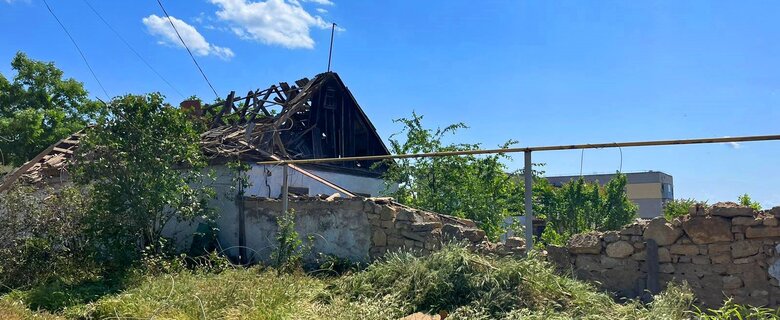 Наслідки ворожих обстрілів Херсонщини: пошкоджені завод, школа, житлові будинки, поранено шість поліцейських 09