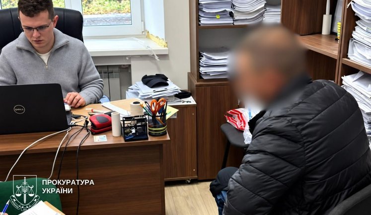 На ремонті тротуару в Голосіївському районі Києва переплатили 1,3 млн грн: посадовцю КП оголосили підозру. ФОТОрепортаж