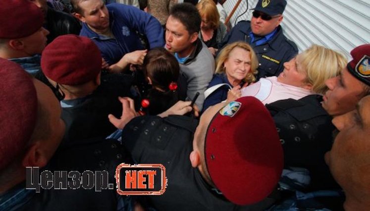 На Лесном новая драка "Беркута" и предпринимателей: в милицию кидают дымовые шашки и жгут крысиный яд. Есть задержанные