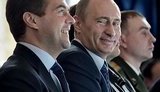 Скандальные стихи о тандеме Путин-Медведев и движении "Наши": "А тот кто с врагом наиболее груб, вождем крокодилов целуется в пуп". ВИДЕО.