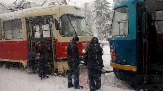 Одесу завалив сильний снігопад: рух у місті паралізовано 03