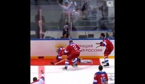 Путін після хокейного матчу в Сочі гепнувся на килимок, який лежав на льоду. ВIДЕО