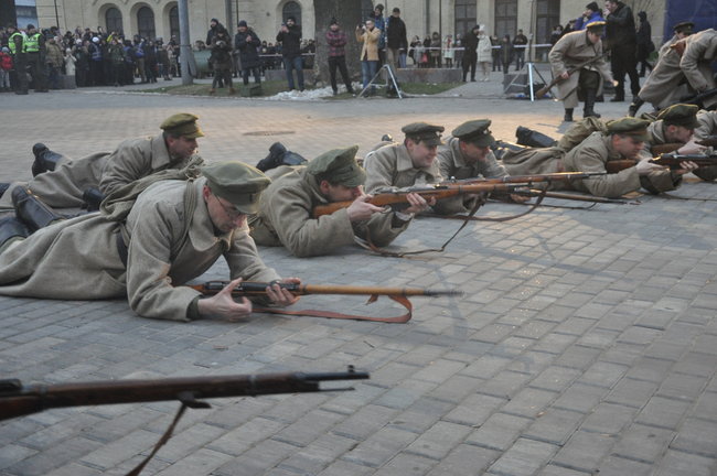 У Києві відбулася історична реконструкція бою за завод Арсенал між військами УНР і більшовиками 13