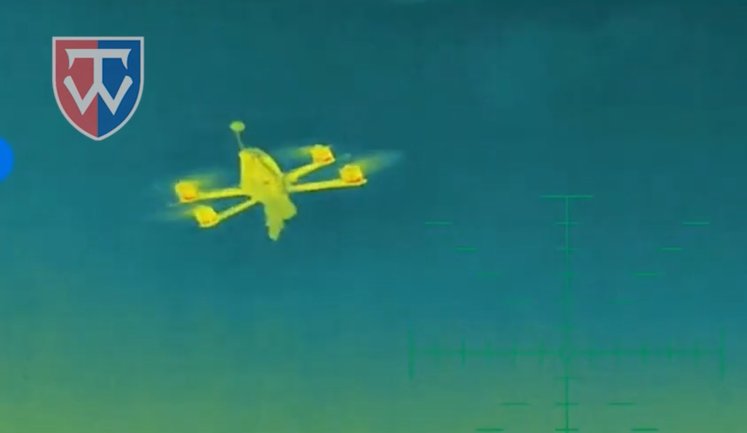 Оператор "Баби Яги" віртуозно уникає атаки російського дрона-перехоплювача. ВIДЕО