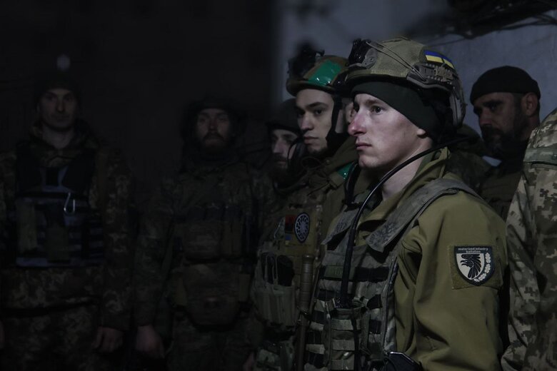 Сирський відвідав підрозділи, які обороняють Бахмут: ворог накопичує сили і не полишає надії захопити місто 07