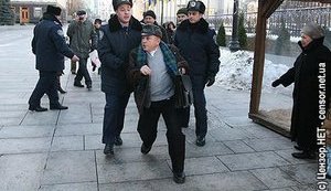 Кучка представителей 5-ой колонны устроила шоу под Секретариатом. ФОТОрепортаж.