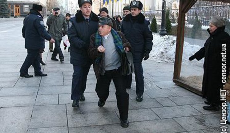 Кучка представителей 5-ой колонны устроила шоу под Секретариатом. ФОТОрепортаж.