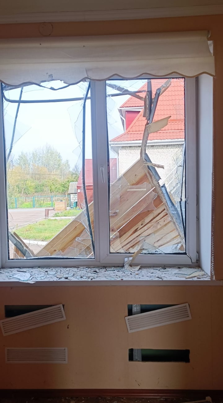 Наслідки обстрілів Сумщини: Пошкоджено будинки, авто та вікно в дитсадку 04