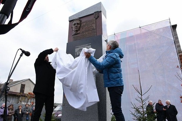 Памятний знак Шухевичу відкрили у Львові 03 Памятний знак Шухевичу відкрили у Львові 03