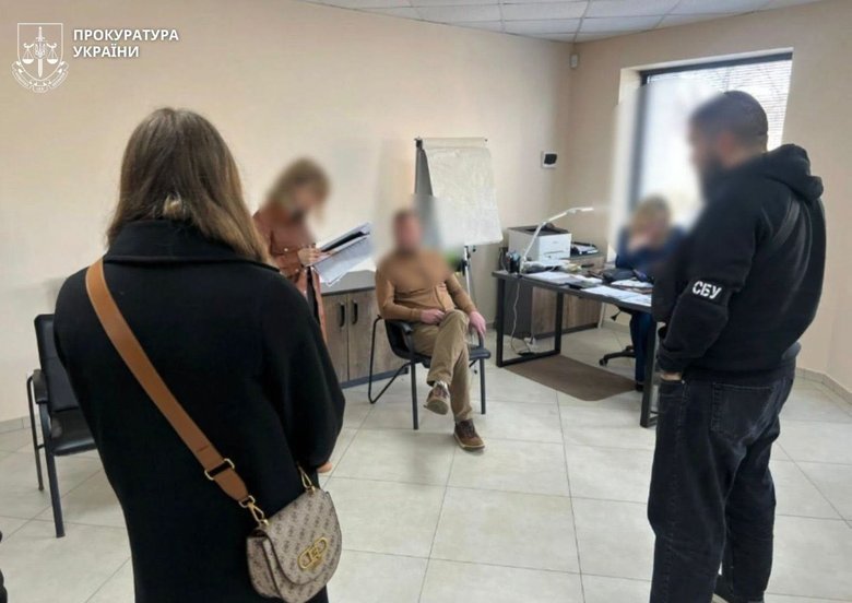 Викрито нові деталі схеми про фіктивне працевлаштування в АТ 