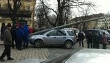 Львов "готов" к Евро-2012: в центре города бетонный столб упал на иномарку. ФОТО