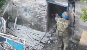 Soldiers of 33rd SMB destroy assault group of occupiers in village of Bahatyr in Donetsk region. VIDEO