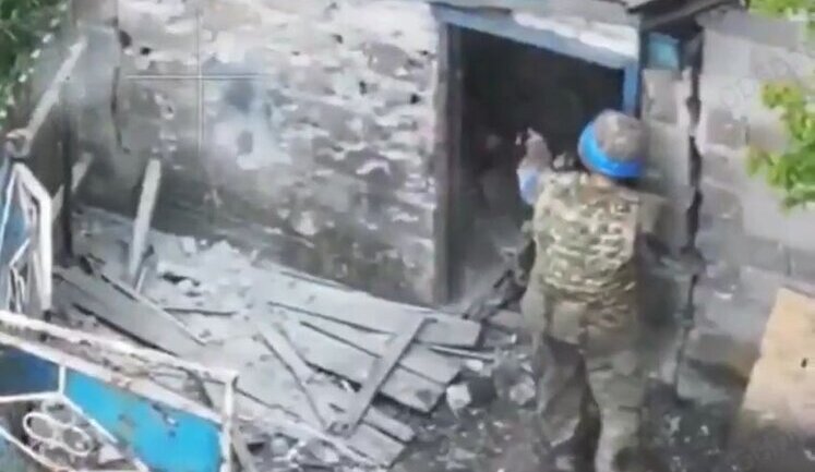 Soldiers of 33rd SMB destroy assault group of occupiers in village of Bahatyr in Donetsk region. VIDEO
