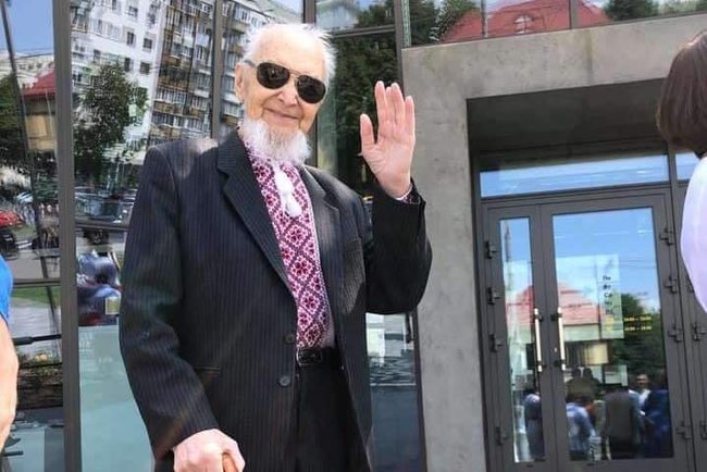 У Києві попрощалися з 88-річним активістом Вадимом Березовським, який, захищаючи Олександрівську лікарню, виліз зі стільцем на КаМАЗ 03