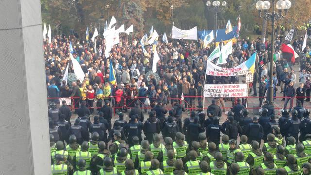 Мітингувальники почали встановлювати намети під Радою 09 Мітингувальники почали встановлювати намети під Радою 09