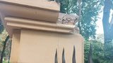 Забор отреставрированного за 1,3 млрд Мариинского дворца начал разваливаться на части. ФОТОрепортаж