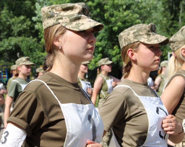 Жіноча коробка тренується для участі у військовому параді до Дня Незалежності в туфлях на підборах 04