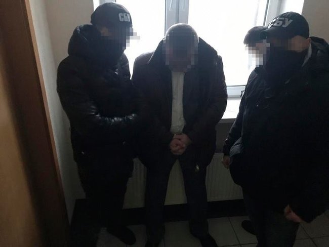 У чиновника-хабарника Держпраці Київської області вилучили 70 тис. грн на робочому місці та понад $120 тис. - удома, - СБУ 02