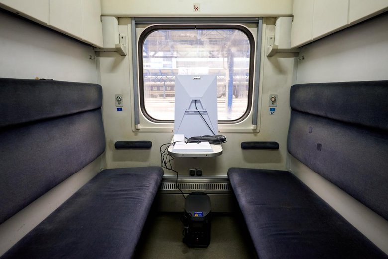 "Укрзалізниця" обладнала 100 вагонів як мобільні пункти незламності