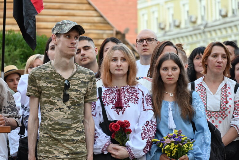 У Києві вшанували пам’ять Андрія Бабінського - воїна 80-ої ОДШБр та засновника Мегамаршу у вишиванках 13