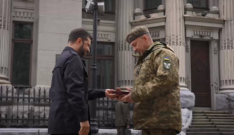 Зеленський відзначив воїнів ТрО державними нагородами на честь Дня територіальної оборони України. ВIДЕО