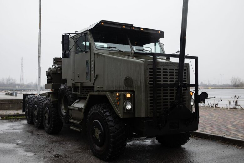 Воинам 43-й ОАБр передадут самый большой в мире тягач Oshkosh 02 Воинам 43-й ОАБр передадут самый большой в мире тягач Oshkosh 02