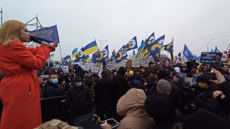 Прихильники Порошенка зібралися біля аеропорту Київ 19