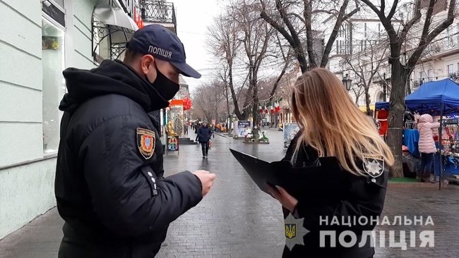У центрі Одеси 19-річна дівчина вдарила чоловіка ножем у груди 03