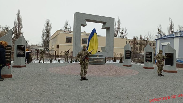 У Новомосковську відкрили памятник загиблим героям АТО/ООС 01