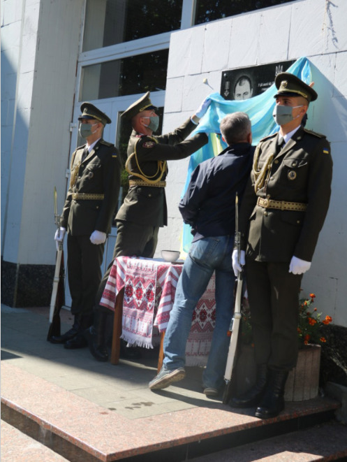 Меморіальну дошку загиблому на Донбасі воїну 24-ї ОМБр Вячеславу Куцмаю відкрили на подвірї школи №46 у Києві 04
