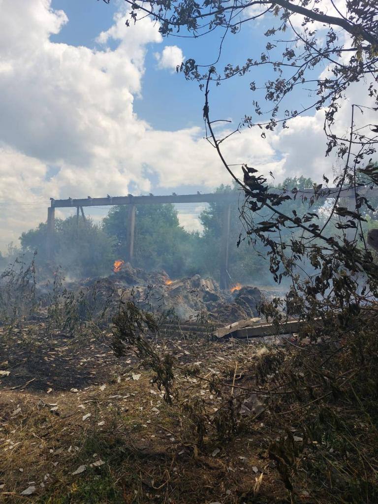 Обстрел Черниговщины. Разрушено хранилище с зерном и повреждена техника аграриев, - ГПСУ 02