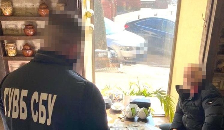 Иностранец предлагал взятку сотруднику СБУ во Львове за непрепятствование в оформлении документов на ПМЖ. ФОТО