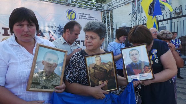 Ilovaisk tragedy anniversary: relatives of fallen servicemen picketing Russian embassy in Kyiv 07