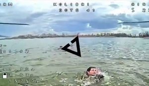 Двое оккупантов прыгают в озеро и пытаются уплыть от дрона. ВИДЕО