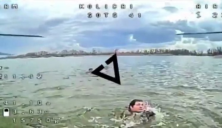 Двое оккупантов прыгают в озеро и пытаются уплыть от дрона. ВИДЕО