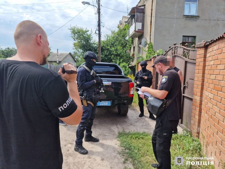 Житель Харькова переправлял мужчин за границу через систему Путь как волонтеров 01