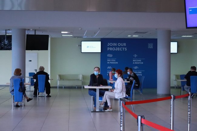 В центре массовой вакцинации во Львове прививку от коронавируса получили уже 170 человек, - глава ОГА Козицкий 01 В центре массовой вакцинации во Львове прививку от коронавируса получили уже 170 человек, - глава ОГА Козицкий 01