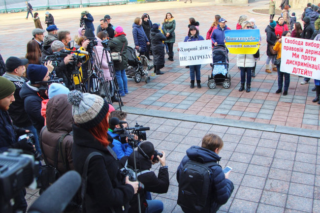 Батьки нещеплених школярів в Одесі вимагали пустити дітей за парти: Чому закрили тільки школи, а театри і вузи працюють? 02