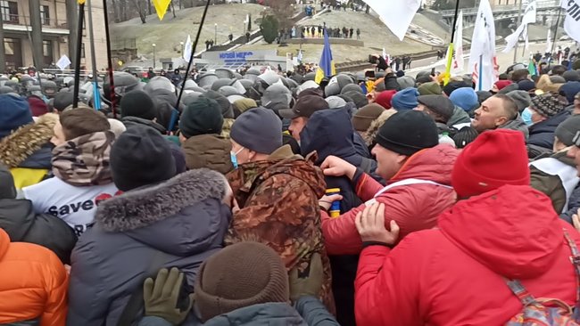Протест ФОПів: Правоохоронці спробували демонтувати намети - застосовували сльозогінний газ 04