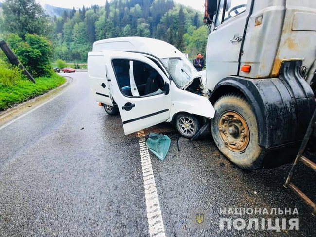 Автомобиль столкнулся с автокраном на Ивано-Франковщине: пострадали три человека, в том числе двое подростков, - полиция 02